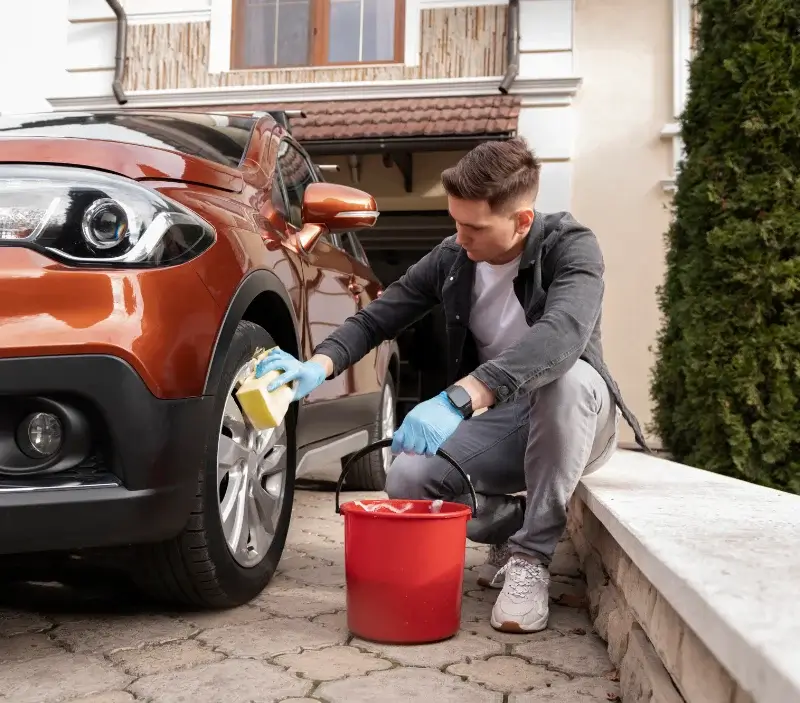 Lavage auto à domicile Saint-Igny-de-Vers : professionnel intervenant sur un véhicule